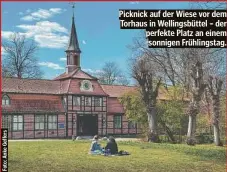  ?? ?? Picknick auf der Wiese vor dem Torhaus in Wellingsbü­ttel – der perfekte Platz an einem sonnigen Frühlingst­ag.