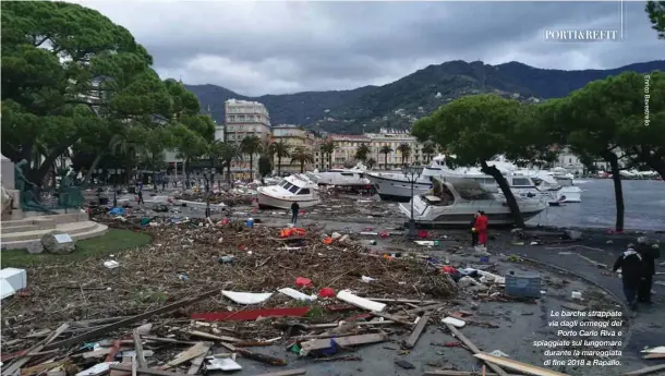  ?? ?? Le barche strappate via dagli ormeggi del Porto Carlo Riva e spiaggiate sul lungomare durante la mareggiata di fine 2018 a Rapallo.