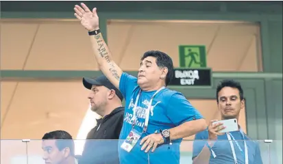  ?? FOTO: GETTY ?? Maradona, en el partido contra Croacia ‘El Pelusa’ está siguiendo a Argentina en este Mundial