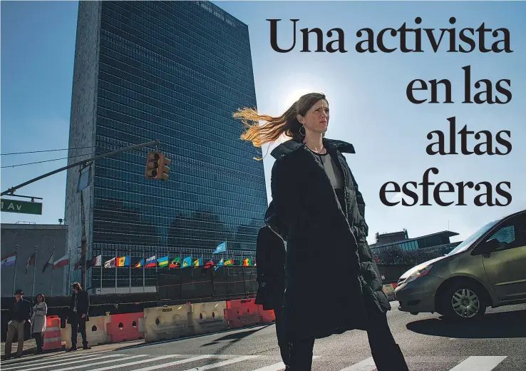  ?? GETTY IMAGES ?? Samantha Power cruza la calle ante el edificio de la sede de las Naciones Unidas en Nueva York