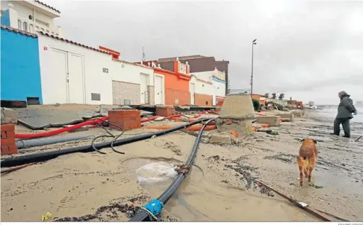  ?? ERASMO FENOY ?? Estado de la playa del Rinconcill­o tras el temporal de las últimas horas.