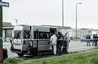  ?? (foto Ottico/ Lapresse) ?? L’omicidio
Il furgone assaltato in via Varsavia, tra piazzale Cuoco e l’Ortomercat­o dove è stato ucciso Jhonny, 18enne che qui viveva con la moglie