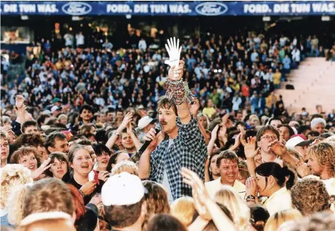  ?? FOTO: ULLSTEIN ?? „Einfach geil“-Tournee 1999: Wolfgang Petry im Müngersdor­fer Stadion in Köln.