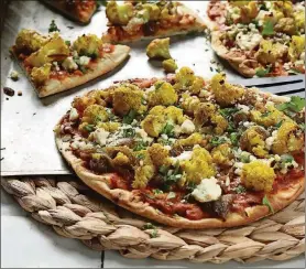  ?? STYLED BY SHANNON KINSELLA. ABEL URIBE/CHICAGO TRIBUNE/TNS ?? Roasted cauliflowe­r pizza on naan with shallots, crumbled goat cheese and fresh cilantro.