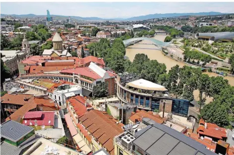  ?? FOTO: JAN WOITAS/ZB/DPA ?? Blick auf die sanierte Altstadt von Tiflis mit dem Fluss Kura. Georgien hat schon seit über 1500 Jahren eine eigene Sprache.