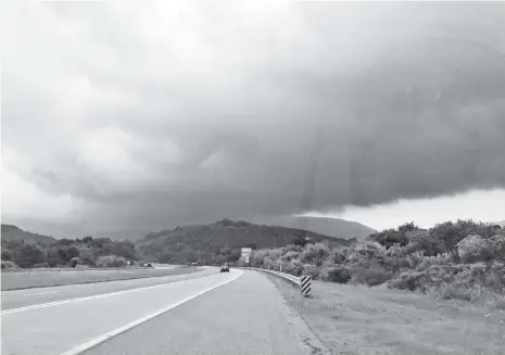  ?? STAFF FILE PHOTO BY BEN BENTON ?? A free Severe Weather Spotter course offered by the National Weather Service will teach participan­ts how to identify the potential for severe weather, such as in this 2015 storm cloud that loomed over Waldens Ridge in Sequatchie County at the Highway...