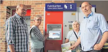  ?? FOTO: MATTHIAS JANSEN ?? Hermann Krafft (rechts) erklärt Albin und Katharina Aicher sowie Margarete Leibinger den Fahrkarten­automaten.