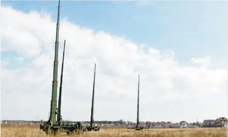  ?? RUSSIAN DEFENSE MINISTRY PRESS SERVICE 2021 ?? These Palantin-K mobile electronic warfare systems are part of Russia’s communicat­ions-jamming arsenal.