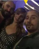  ??  ?? Matthias Schoenaert­s maakt een selfie met Danique Aelaerts en Michaël Roskam.