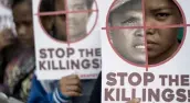  ?? — AFP ?? Activists hold anti- government slogans during a protest in Manila on Wednesday.