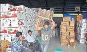  ?? DEEPAK SANSTA / HT ?? Fruit merchants say before the strike, around 15,000 apple boxes arrived daily at Dhalli mandi, the main fruit market in Shimla. But now, only 7,000 boxes are reaching the market.