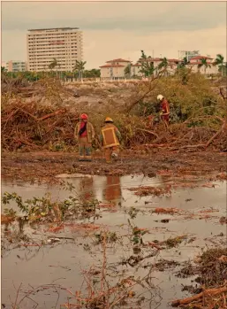  ?? Foto: cuartoscur­o ?? Recorrido. Notarios públicos tomaron ayer fe de los trabajos y devastació­n en la zona.