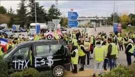  ?? (Photo Hélène Dos Santos) ?? Très motivés, les manifestan­ts de Saint-Maximin annoncé que la mobilisati­on reprenait ce matin. (en photo) et Brignoles ont