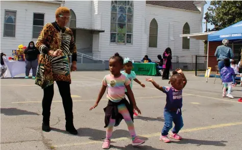  ?? (Pine Bluff Commercial/Eplunus Colvin) ?? Mayor Shirley Washington shows that she can bust a move Thursday with Head Start students during an Arkansas Children’s Week celebratio­n.