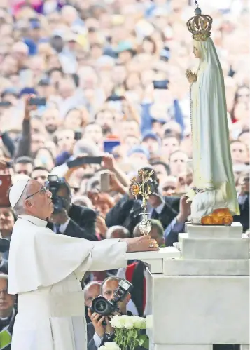  ??  ?? El papa Francisco rezó ayer en el interior de la capilla del santuario de Fátima, durante su breve visita en Portugal para conmemorar la primera aparición de la Virgen María, ocurrida el 13 de mayo de 1917.