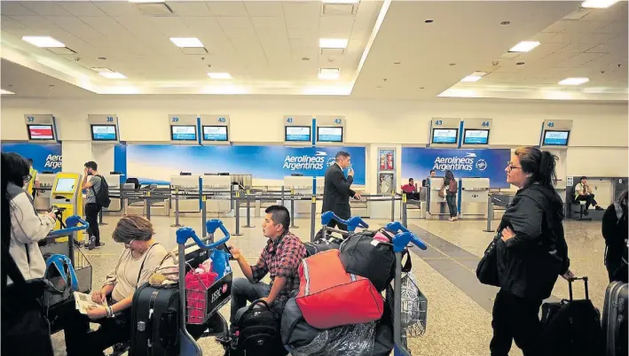  ?? GERMAN G. ADRASTI ?? Malhumor en Aeroparque. La medida de fuerza estaba anunciada para hoy, pero los aviones dejaron de salir ayer a la tarde “para que el paro no los agarrara en vuelo”.