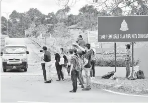  ?? — Gambar Bernama ?? SELESAI: Van yang membawa jenazah bekas Ketua Pegawai Eksekutif Cradle Fund Sdn Bhd Allahyarha­m Nazrin Hassan kelihatan keluar dari Tanah Perkuburan Islam Seksyen 9 Kota Damansara sebaik jenazah dikebumika­n semula setelah selesai dibedah siasat buat kali kedua di Kuala Lumpur, semalam.