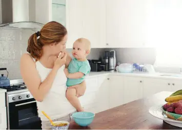  ?? Picture: ISTOCK ?? SIDE ISSUE: A young woman is one of many who favour holding an infant on the left.