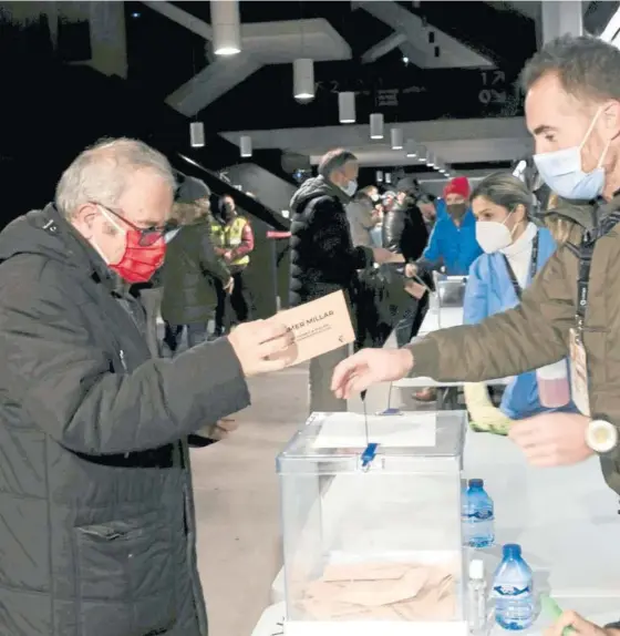  ?? Foto: Oskar Montero ?? El presidente de Osasuna, Luis Sabalza, ejerciendo su derecho al voto en las elecciones a compromisa­rio del pasado 6 de diciembre.