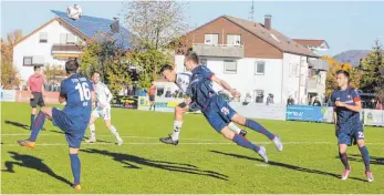  ?? FOTO: EDUARD KESSLER ?? Ein gutes Derby, fand in der TSG Hofherrnwe­iler (blaues Trikot) seinen Sieger.