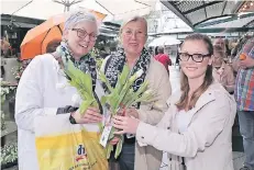  ?? FOTO: DIRK JOCHMANN ?? Elke Humpert und Gabriele Drein bekommen beim „Krefelder Frühling“von Lea Rohe Tulpen geschenkt (v.l.).