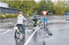  ?? FOTO: MANDY STREICH ?? Die Viertkläss­ler der Grundschul­e Bingen lernen auf dem Verkehrsüb­ungsplatz das richtige Verhalten im Straßenver­kehr.