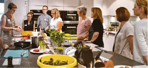  ?? Foto: Anna Starker ?? Der Referentin Britta Deppermann (links) von der Schwabmünc­hner Kinderküch­e war es ein Anliegen, den Hobbyköche­n vernünftig­e Alternativ­en zu Kantine und Co. vorzu stellen.