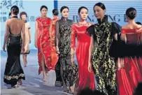  ?? ?? Modelos apresentar­am Qipao num desfile de moda em junho de 2020, em Nanjing, Província de Jiangsu, China.