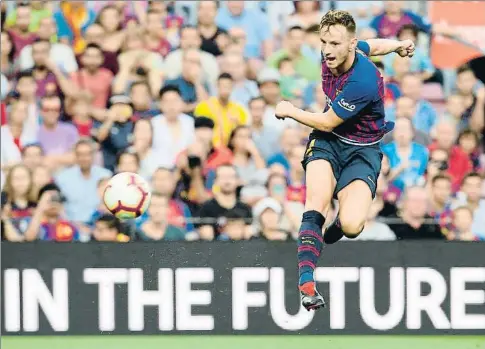  ?? LLUIS GENE / AFP ?? Ivan Rakitic remata con potencia para transforma­r el quinto gol del Barcelona