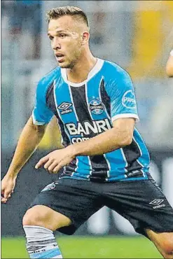  ??  ?? Arthur, con la camiseta de Gremio, el equipo de su “corazón, donde empezó todo”