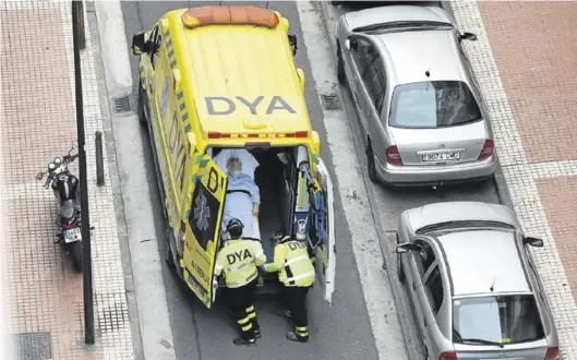  ?? ÁNGEL DE CASTRO ?? Sanitarios de una ambulancia de DYA proceden ayer al traslado de un enfermo en una calle de la capital aragonesa.