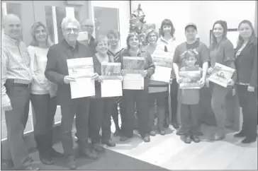  ?? (VILLE DE MAGOG) ?? Magog Mayor Vicki-may Hamm and municipal councillor­s Diane Pelletier, Nathalie Pelletier and Jacques Laurendeau with some of the City’s Photo Contest winners.