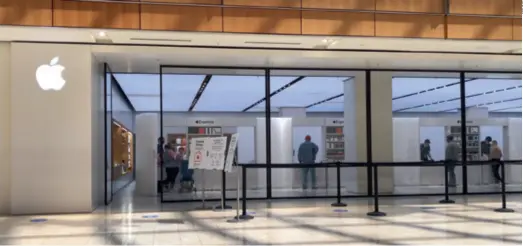  ??  ?? An Apple store in Dallas, Texas, on March 2