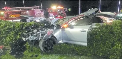  ??  ?? El Audi A4 completame­nte destrozado en el cantero de la rotonda