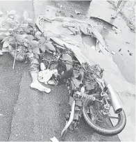  ??  ?? KEADAAN lokasi kemalangan motosikal bertembung 4WD di Jalan Sibu-Bintangor, petang Selasa.