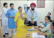  ?? PARDEEP PANDIT/HT ?? Congress candidate Balwinder Singh Dhaliwal with his wife at a booth in the constituen­cy.