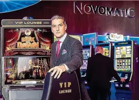  ??  ?? Vorstandsc­hef Harald Neumann vor neuen Spielautom­aten