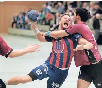  ?? RP-FOTO: ACHIM BLAZY ?? Rückraumsp­ieler Lukas Plaumann (am Ball) erhielt für seine Leistung gegen Rheinbach ein Sonderlob von Coach Marcel Müller.