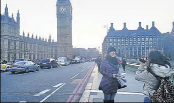  ?? HT PHOTO ?? Tourists were back at Westminste­r Bridge, hunting for the perfect angle for a photo.