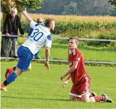  ?? Foto: Kruppe ?? Langerring­ens Patrick Schorer dreht nach dem 1:0 jubelnd ab, die Kleinaitin­ger De fensive ist am Boden.