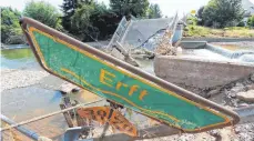  ?? FOTO: YOUNG/DPA ?? MIT gewaltiger Wucht hat das Hochwasser viele Brücken zerstört.