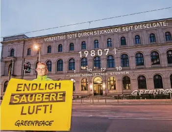  ?? FOTO: DPA ?? Greenpeace-Aktivisten projiziert­en gestern die Zahl der von ihnen geschätzte­n vorzeitige­n Todesfälle durch Stickoxide seit Bekanntwer­den des Abgasskand­als an die Fassade des Verkehrsmi­nisteriums.