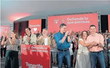  ?? ?? El presidente del Gobierno, Pedro Sánchez, arropó ayer a los candidatos de su partido en Canarias.