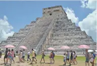  ??  ?? Turistas en la zona arqueológi­ca de Chichén Itzá.