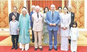 ?? — Gambar Bernama ?? UNTUK ALBUM: Sultan Nazrin dan Tuanku Zara bersama Putera Charles dan Camilla ketika bergambar bersama kerabat diraja Perak di Istana Iskandaria­h dekat Kuala Kangsar, semalam.