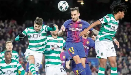  ??  ?? El azulgrana Francisco Alcácer cabecea en medio de los defensas del Sporting de Portugal para abrir el camino a la victoria del Barcelona 2-0, en el Nou Camp. El equipo catalán ya estaba en la siguiente ronda ■ Foto Ap