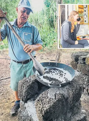  ?? Fotos: cortesía ministerio de turismo Zonal insular ?? • Proceso artesanal de tostado del grano de café en una finca galapagueñ­a.
