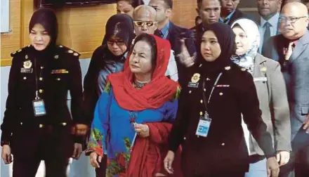  ?? PIC BY AHMAD IRHAM MOHD NOOR ?? The wife of former prime minister, Datin Seri Rosmah Mansor, arriving at the Malaysian AntiCorrup­tion Commission’s headquarte­rs in Putrajaya yesterday.