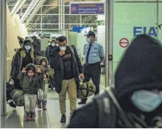  ?? FOTO: ISMAEL ADNAN/DPA ?? Am Flughafen Erbil: Rückkehr in die Perspektiv­losigkeit.