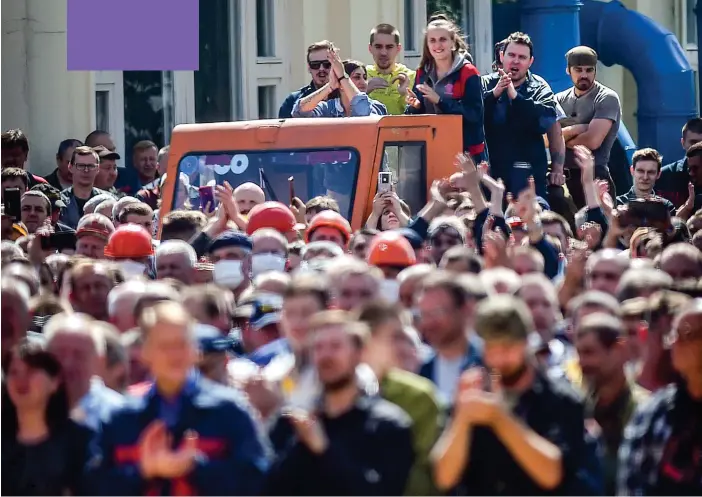  ?? FOTO: SERGEI GAPON/LEHTIKUVA ?? Belarus är inte längre detsamma. Trots att över fyratusen människor gripits och elitsoldat­er systematis­kt misshandla­t demonstran­ter fortsätter de fredliga protestern­a. Men när det blir verklig politisk förändring är omöjligt att säga.